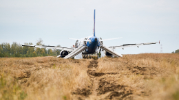 Севший в поле под Новосибирском самолет начнут эвакуировать, но как?
