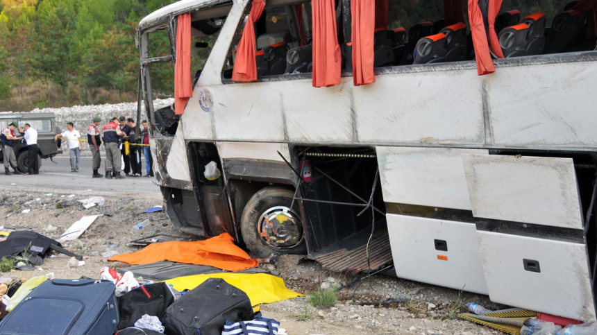 Пассажирский автобус перевернулся в Турции. Есть погибшие