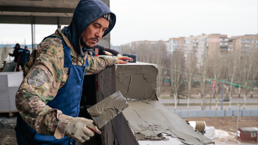 Верным курсом: более 3000 домов восстановили в новых регионах России