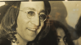 Кусочек «Москвича» Цоя, очки Леннона: как вещи покойных знаменитостей уходят с молотка