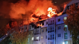 Жилой дом в Тобольске загорелся на площади в 800 квадратов после взрыва газа