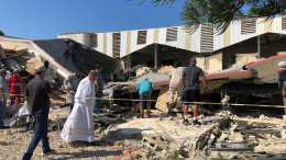 Крыша церкви рухнула на прихожан во время церемонии крещения