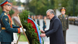 Глава Узбекистана Мирзиёев в Москве возложил цветы к Могиле Неизвестного Солдата