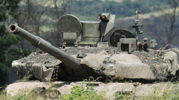 Российские танки используют способный отклонять вражеские ракеты чехол