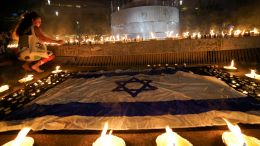 Зажгли сотни свечей: в Тель-Авиве почтили память погибших