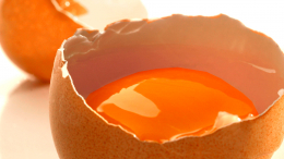 «Опасность в отсутствии гарантии»: можно ли есть сырые яйца