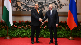 Путин встретился с Орбаном в Пекине: «Отношения сохраняются и развиваются»