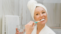 Повреждают эмаль: какие зубные пасты вредны для зубов