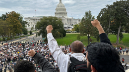 Протестующие ворвались в здание Капитолия США
