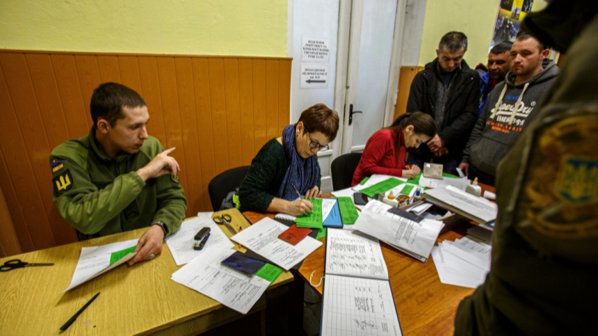 В ВСУ жалуются, что больных и инвалидов привлекают к службе: «Всех бросают»