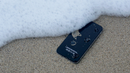 Телефон упал в воду: инструкция по спасению смартфона