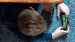 Вред или польза: как мобильные телефоны влияют на детей