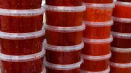 В российских магазинах выявили почти 200 тонн «неустановленной» красной икры