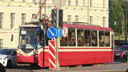 Трамвай наехал на курьера-велосипедиста в Петербурге, чуть не лишив его жизни