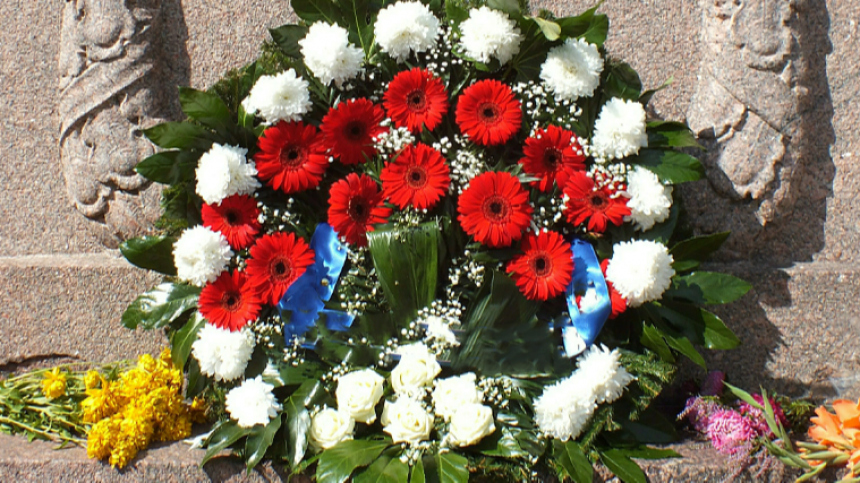 Мэр норвежского Киркинеса убрал российский венок с памятника советским солдатам