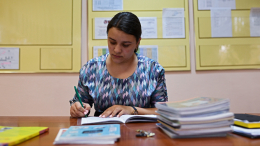 Учителей в России предложили освободить от ручной проверки домашних заданий