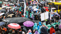 «Тоже устают»: украинцы вышли на улицы Киева с плакатами и потребовали демобилизации