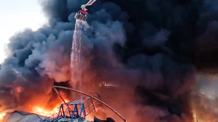 Резервуар с нефтью загорелся в Коми, один человек погиб