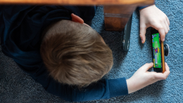 «Приближены к реальности»: психолог назвала три способа отвлечь детей от смартфона