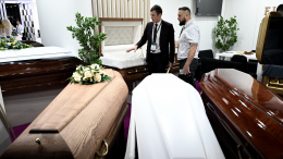 Гробы со стразами и QR-кодами: в Москве открылась похоронная выставка