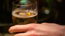 Нарколог объяснил, опасна ли банка пива после работы