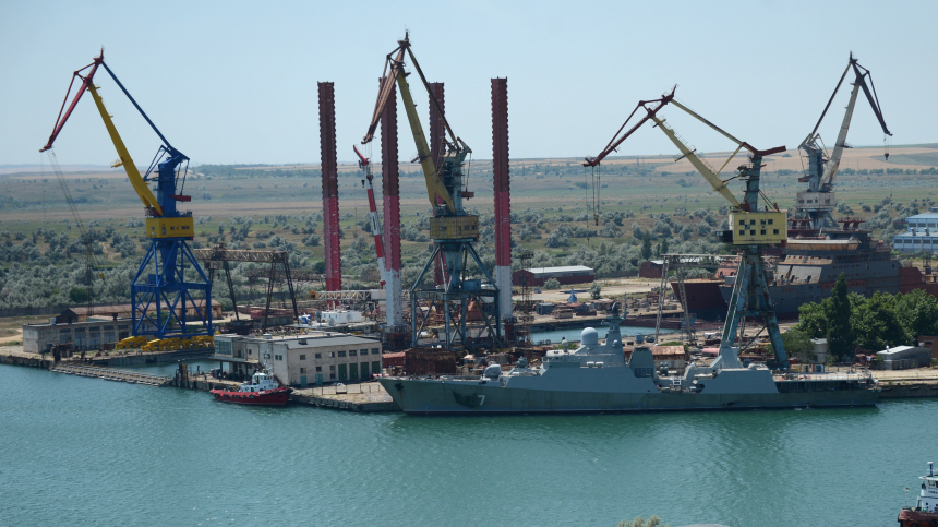 Минобороны: ВСУ пытались атаковать судостроительный завод в Керчи, поврежден корабль