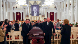 Под несмолкающие аплодисменты: дирижера Темирканова похоронили в Комарово