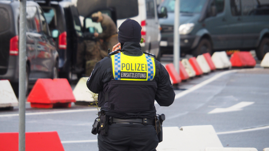 Мужчину, взявшего в заложники ребенка в аэропорту Гамбурга, задержали