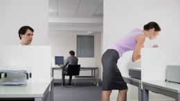 Что делать, если начальник пристает на работе: 4 способа избежать харассмента