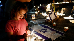 Молились вместе: убитые горем люди собрались у Стены Плача в Израиле