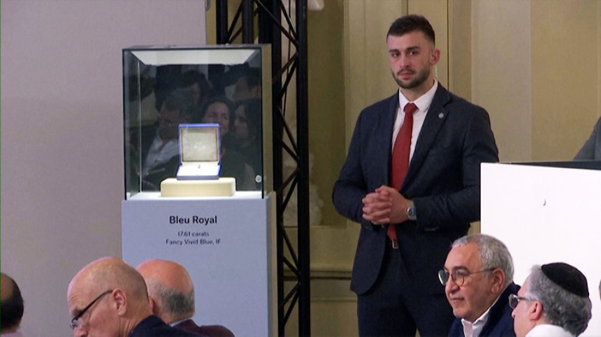 Выглядит невероятно: самый крупный голубой бриллиант продали за 4,6 миллиарда рублей