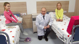 «А сфотографироваться с вами можно?» — Путин встал на колено в детском онкоцентре