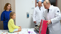 Путин подарил куклу пациентке детского онкоцентра имени Рогачева