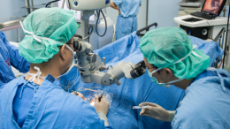 Прорыв в медицине: врачи провели первую в мире пересадку целого глаза