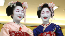 Смотреть можно, трогать нельзя: как живут современные гейши в Японии