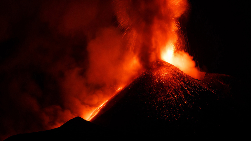 Крупнейшее за 30 лет: на Сицилии произошло извержение вулкана Этна