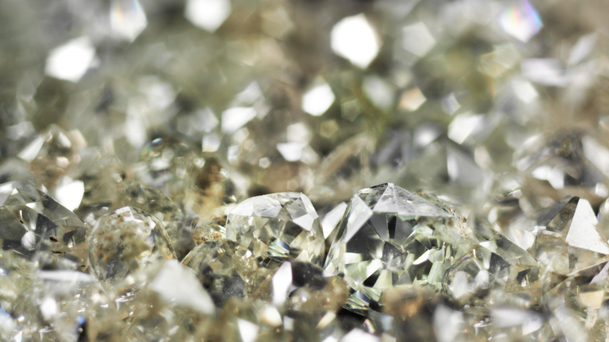 В Минфине предупредили о рисках для рынка камней из-за санкций против алмазов РФ
