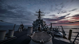Беспилотник атаковал эсминец США в Красном море