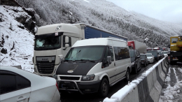 Огромная пробка: непогода стала причиной транспортного коллапса на границе России и Грузии
