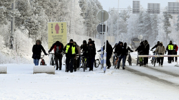 Около 300 беженцев оказались на морозе на границе с Финляндией