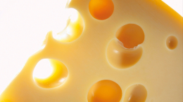 Нездоровый дефект: чем опасен сыр с трещинами