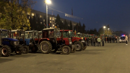 Протестующие фермеры на десятках тракторов приехали в центр Кишинева