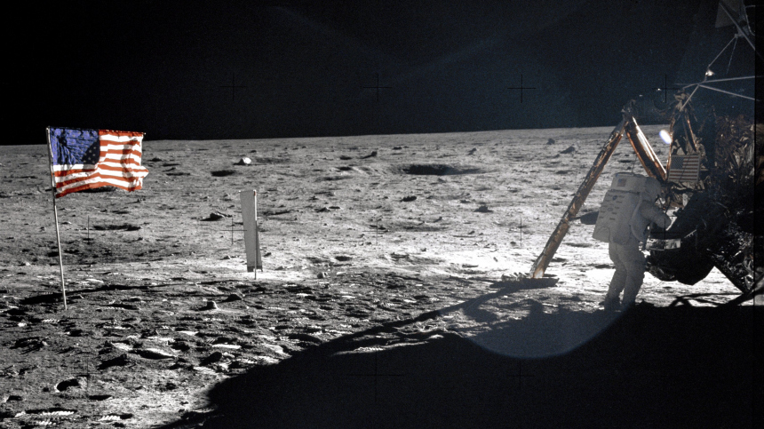 Американская нейросеть сочла подделкой фото лунной миссии НАСА