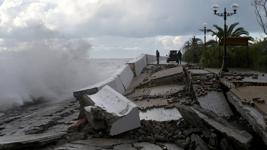 «Во власти стихии»: синоптик рассказал об опасности нового шторма на юге РФ