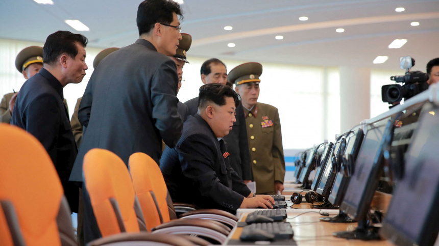 Ким Чен Ын изучил снимки военных баз США, снятых спутником КНДР