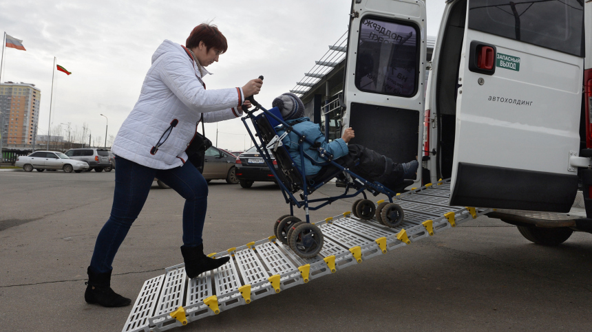 Путин подписал указ о сохранении выплат работающим родителям детей-инвалидов