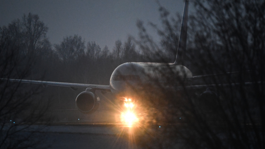 Пассажирский самолет экстренно сел в Новосибирске из-за технической неисправности
