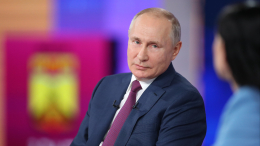 «Сам смотрит вопросы»: Песков о подготовке Путина к прямой линии