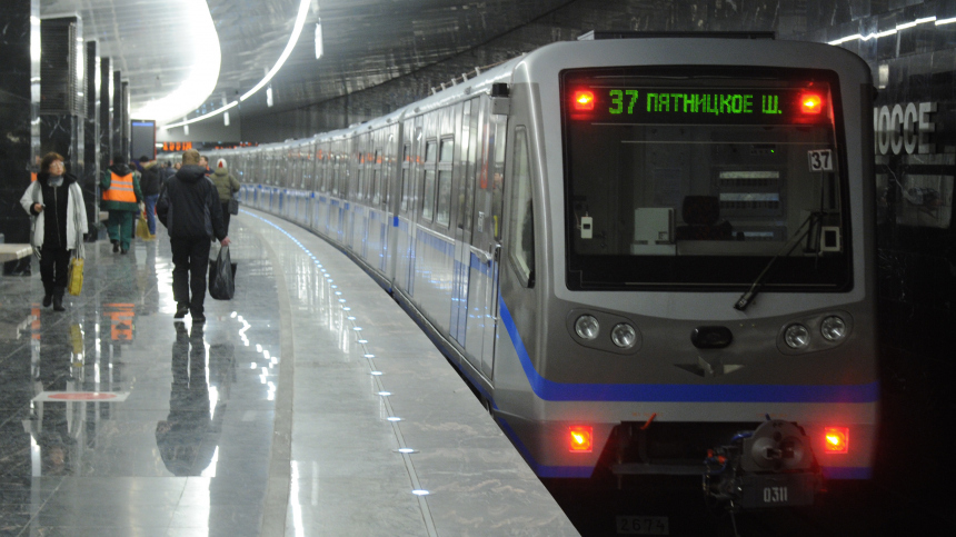 Отключение напряжения стало причиной остановки движения поездов в метро Москвы