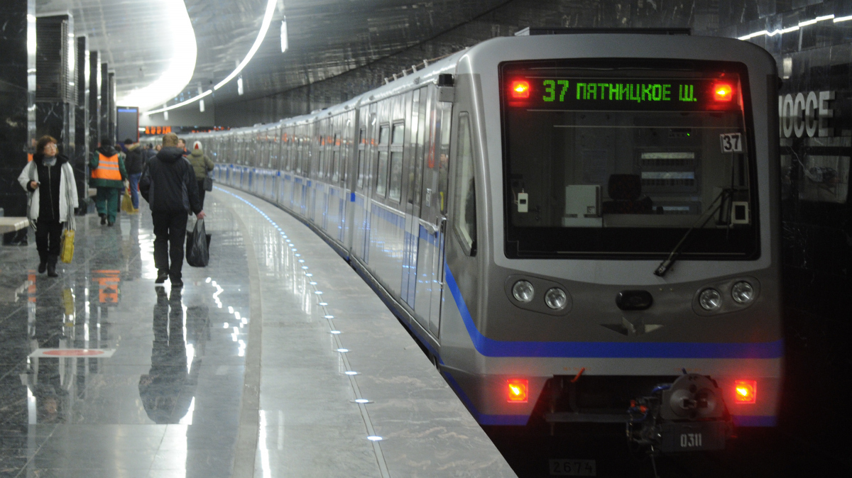 Отключение напряжения стало причиной остановки движения поездов в метро  Москвы | Новости | Пятый канал